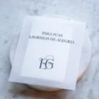 Paquete de pañuelos con texto 'Para sus lágrimas de alegría'.