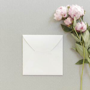 Sobre cuadrado con solapa de pico Crema